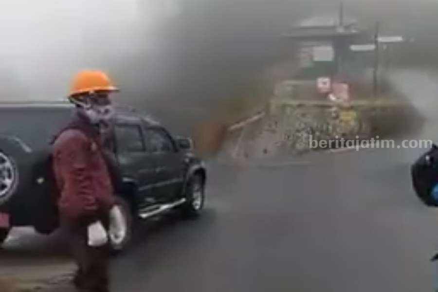 Sejumlah relawan yang senang saat hujan turun di kawasan Gunung Bromo