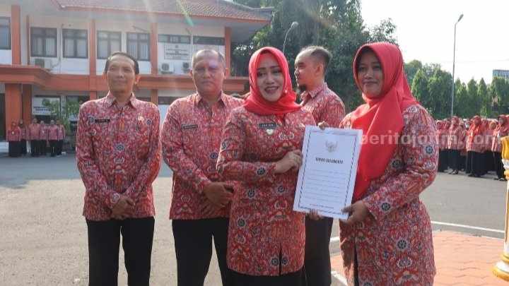 Bupati Mojokerto Ikfina Fahmawati saat menyerahkan SK kenaikan pangkat di halaman Pemkab Mojokerto. [Foto : ist]