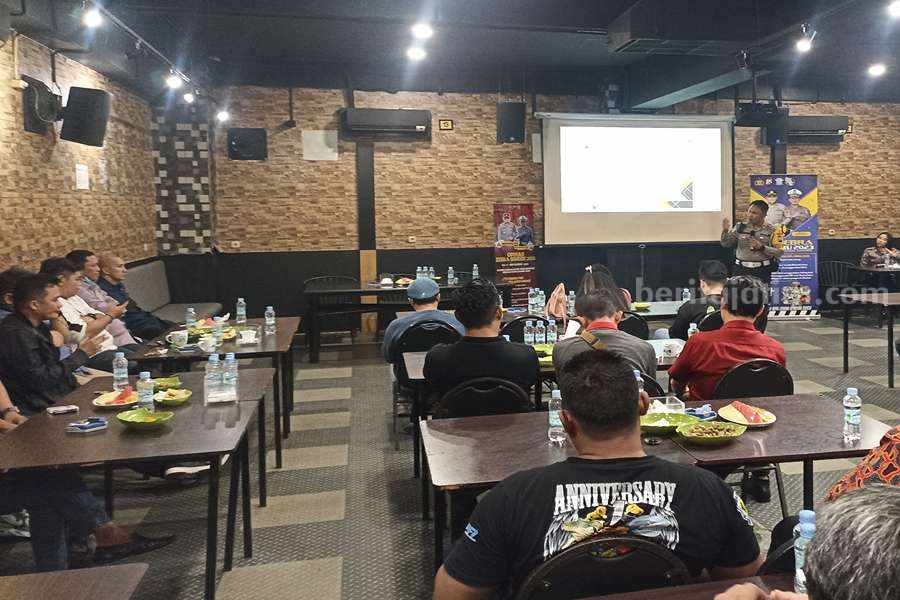 Puluhan pengusaha RHU saat mendengarkan pemaparan dari anggota Satlantas Polrestabes Surabaya
