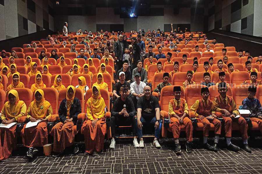 Orang-orang yang terlibat dalam film Satu Hati Dengan Ibu berfoto bersama dengan penonton usai gala premiere di Ponorogo. (Foto/Endra Dwiono/Beritajatim.com)