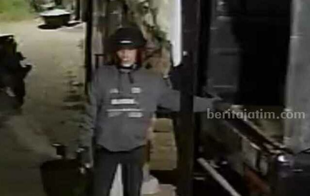 Diduga pencuri mobil Pikep terekam CCTV, Sabtu (16/9/2023).