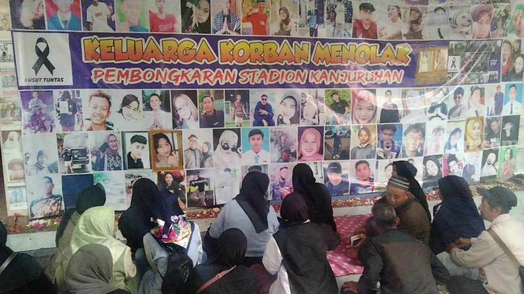 Keluarga Tragedi Kanjuruhan Desak PSSI Stop Sepakbola di 1 Oktober 2023 Keluarga korban tragedi Kanjuruhan ketika menggelar doa bersama di Gate 13 Stadion Kanjuruhan, Kepanjen, Kabupaten Malang, Sabtu (16/9/2023) petang.