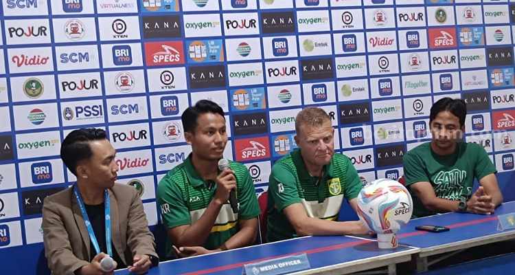 Pelatih baru Persebaya, Josep Gambau dan Kadek Radit. (Way)