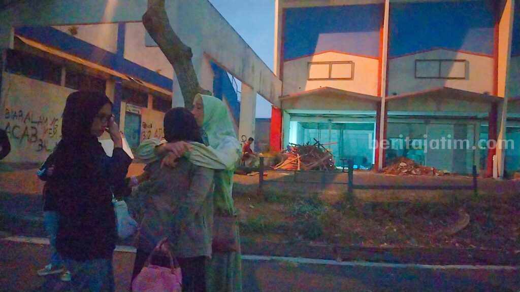 Tangis Haru, Keluarga Korban Tragedi Kanjuruhan Ratapi Pembongkaran Stadion Keluarga korban tragedi Kanjuruhan tak kuasa menahan tangis saat melihat sejumlah bangunan Stadion Kanjuruhan, mulai dibongkar, Sabtu (16/9/2023) malam ini.