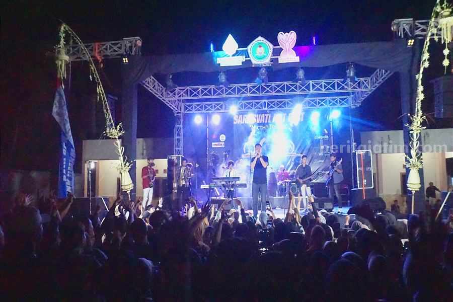 Penampilan Gaseng Pukau Penonton Sarasvati Art Festival Ponorogo Penampilan bintang tamu Gaseng dalam Sarasvati Art Festival yang diadakan oleh STKIP PGRI Ponorogo. (Foto/STKIP PGRI Ponorogo)