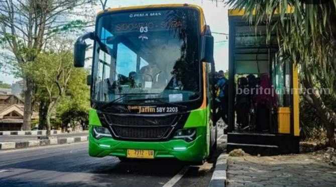 Bus Trans Jatim saat menaikan penumpang di halte Universitas Muhammadiyah Gresik
