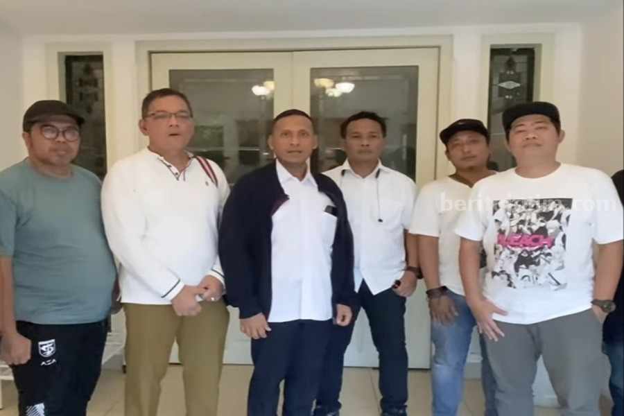 Persebaya vs Arema Bisa Main di GBT, Bonek Surabaya Urung Demo M Akbar Ansari (tengah) saat bersama dengan koordinator Bonek Mania usai pertemuan.