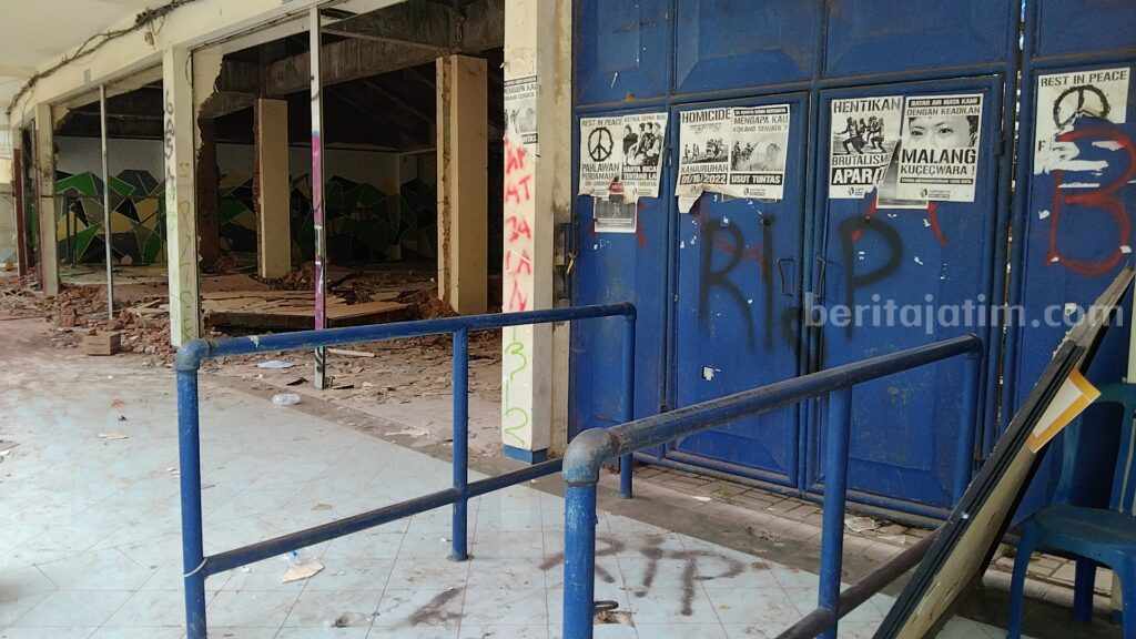 PT Waskita Karya dan PT Brantas Abipraya (Persero) mulai melakukan pembongkaran dalam renovasi Stadion Kanjuruhan, Kabupaten Malang, Selasa (19/9/2023).
