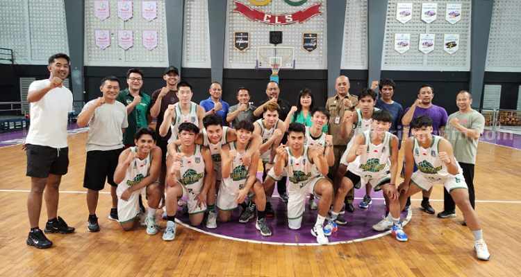 PON Basket Jatim bersama Ketua KONI Jatim, M Nabil dan Ketua Perbasi Jatim Grace Evi. (Way)