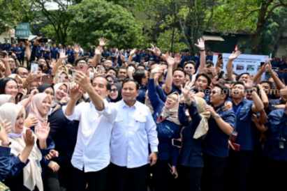 Presiden Jokowi dan Menhan Prabowo Subianto saat meninjau PT. Pindad (Tim Media Prabowo Subianto)