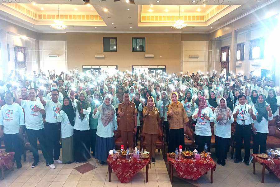 Bupati Sugiri Sancoko dan Wabup Lisdyarita bersama dengan insan kesehatan di Ponorogo. (Foto/Endra Dwiono)