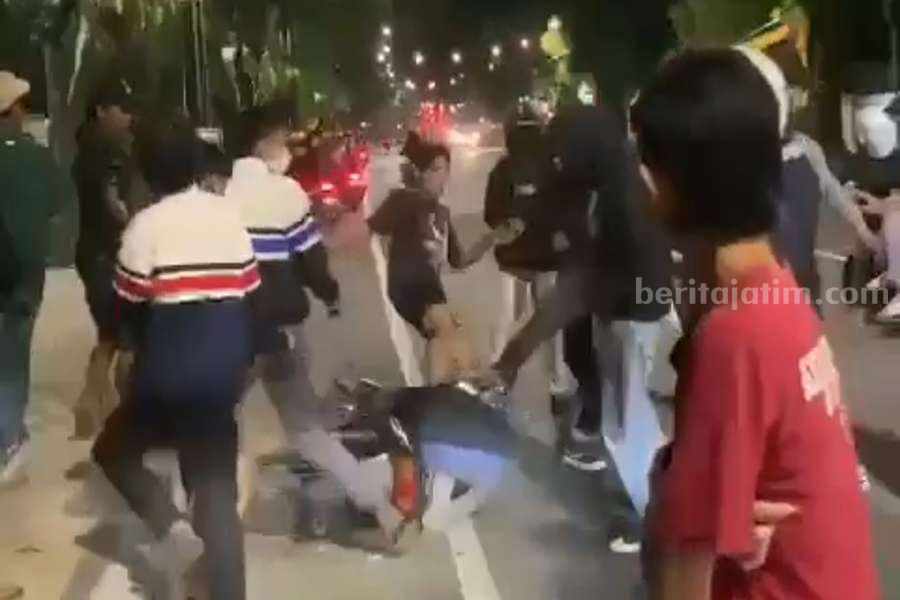 Tangkapan video pemuda saat menghajar pemuda lainnya di depan gedung Harmonie Kota Pasuruan.