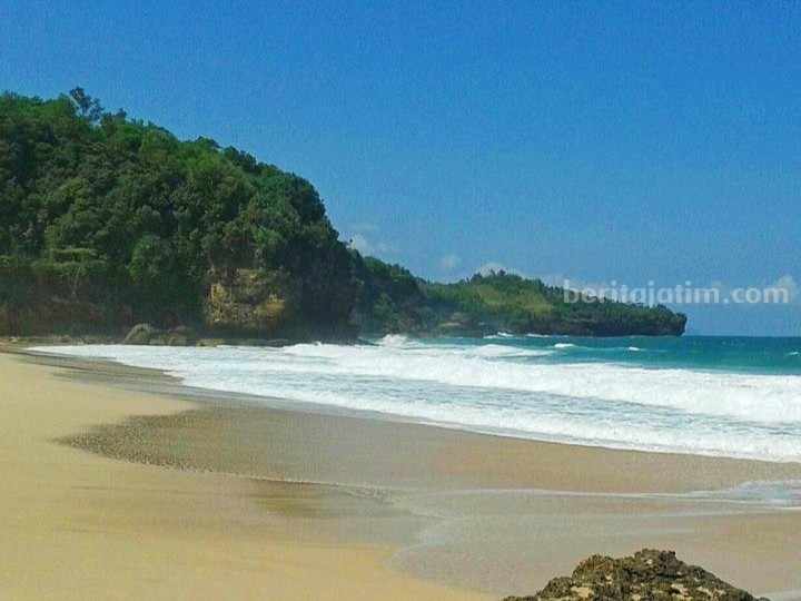 Pantai Kunir di Pacitan, Jawa Timur. (Sumber foto: Instagram/desiarf)