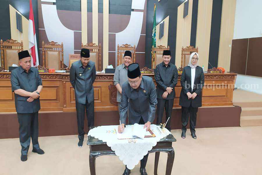 Ketua DPRD Kabupaten Pasuruan saat menandatangani Perubahan APBD 2023.