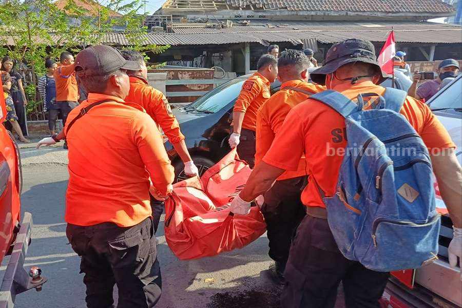 Petugas BPBD Kota Surabaya saat mengevakuasi jenazah Gilang, Jumat (22/09/2023). (Foto/ist)