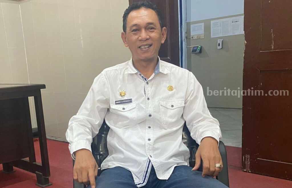 Bakesbangpol Sampang Berencana Tes Urine Para Kades Anang Junaedi Santoso, Kepala Bakesbangpol Sampang (Foto: Zamachsari/beritajatim.com)
