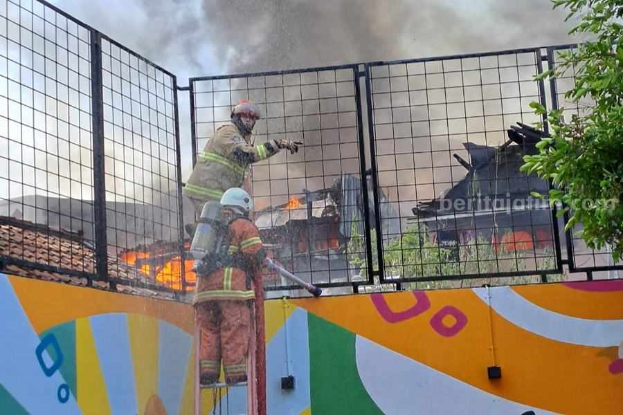 Pelaku Sebabkan Kebakaran 6 Rumah di Surabaya Lolos dari Jerat Hukum Petugas saat berusaha memadamkan api dari sisi belakang bangunan. Api yang besar membuat petugas harus sabar memadamkan api di JL Kupang Gunung Tembusan, Jumat (22/09/2023). (Foto/ist)