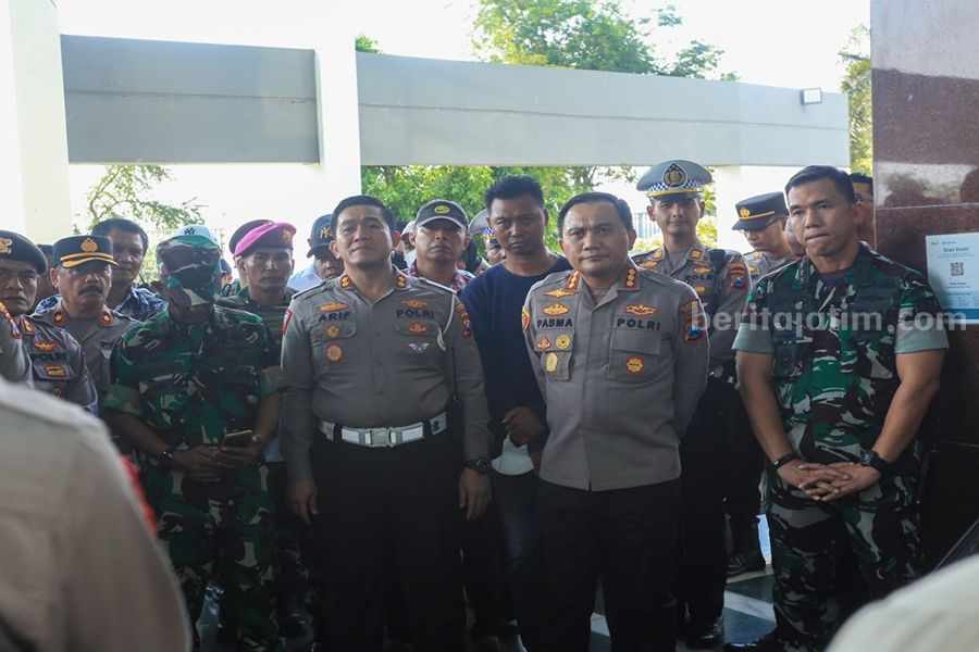 Kapolrestabes Surabaya, Kombes Pol Pasma Royce dan Kasatlantas Polrestabes Surabaya, AKBP Arif Fazlurrahman ketika gladi bersih pengamanan laga Persebaya vs Arema di Stadion GBT. (Foto/ist)