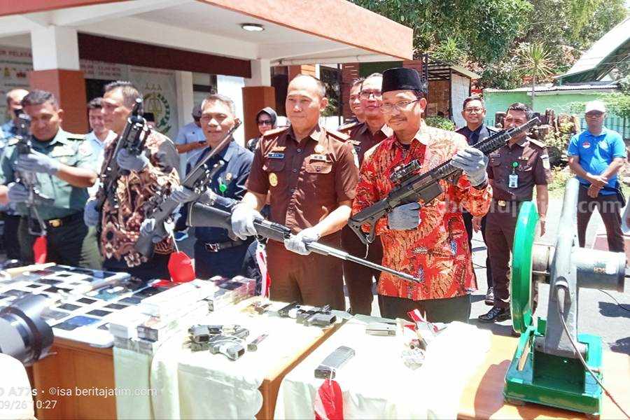 Pejabat dari Forkopimda memegangi senpi hasil kejahatan untuk dimusnahkan