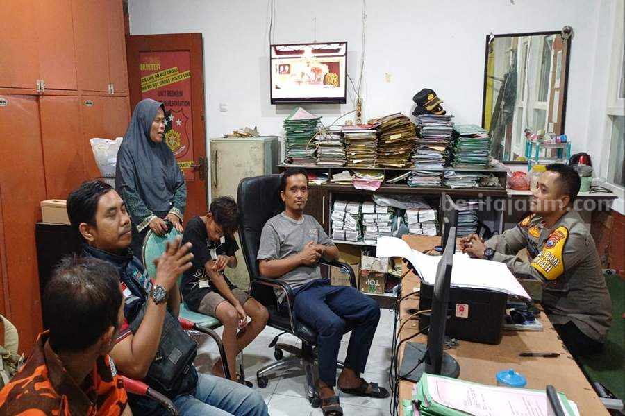 Proses Restorative Justice (RJ) yang dipimpin langsung oleh Kapolsek Tambaksari, Kompol Ari Bayu Aji (kanan).