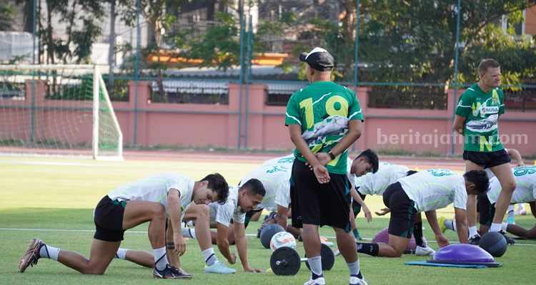 Persebaya Surabaya saat berlatih di Lapangan Thor Surabaya. (Way)