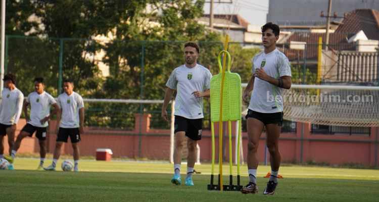 Josep Gombau Waspadai Strategi Serangan Dewa United di Tangan Pelatih Asal Belanda Latihan Persebaya Surabaya. (Way)