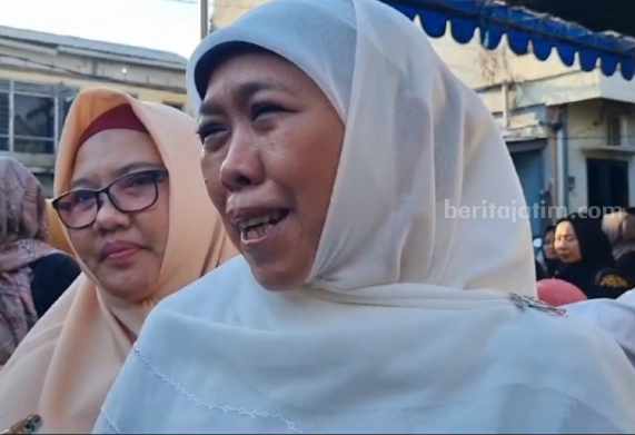 Gubernur Jawa Timur Khofifah Indar Parawansa didampingi Wabup Gresik Aminatun Habibah (kiri) usai menghadiri peringatan Haul Syech Maulana Malik Ibrahim ke 623