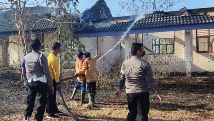 SMP Negeri 2 Pasean Terbakar Diduga Akibat Putung Rokok