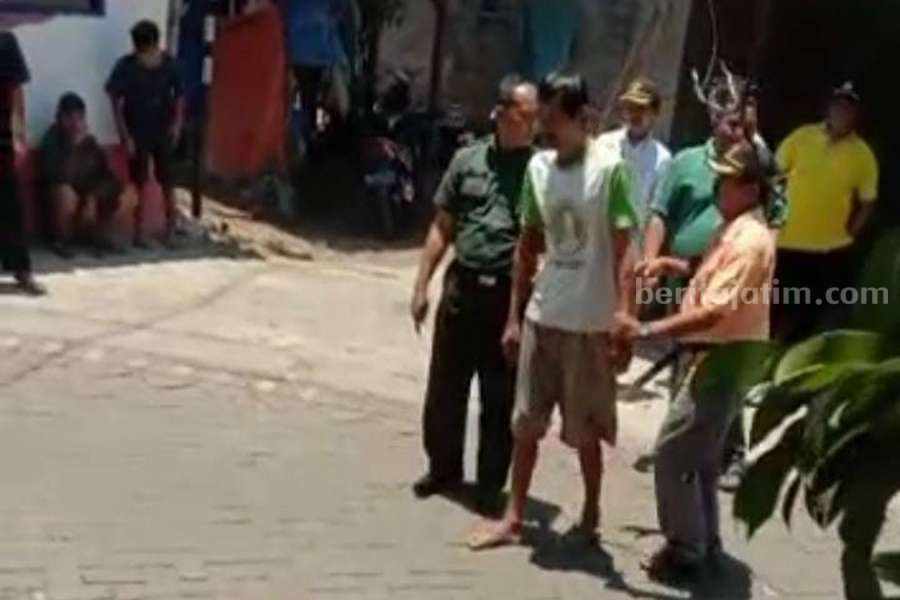 Pelaku Imam Basori (42) saat diamankan oleh warga sekitar.