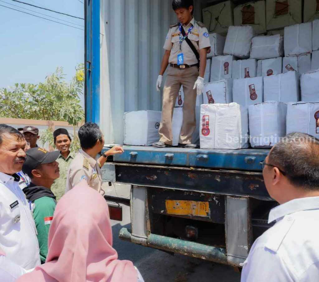 Hongkong Impor Produk Olahan Kulit Hiu dan Kulit Ikan Pari Asal Gresik Foto produk olahan UMKM Kulit Hiu dan Kulit Ikan Pari asal Desa Randuboto dikirim ke negara Hongkong