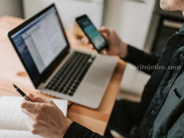 Cara Blokir Kontak WhatsApp Tapi Foto Profil Tetap Terlihat Ilustrasi seseorang menggunakan fitur arsip di WhatsApp. (Sumber foto: Pexels/Vlada Karpovich)