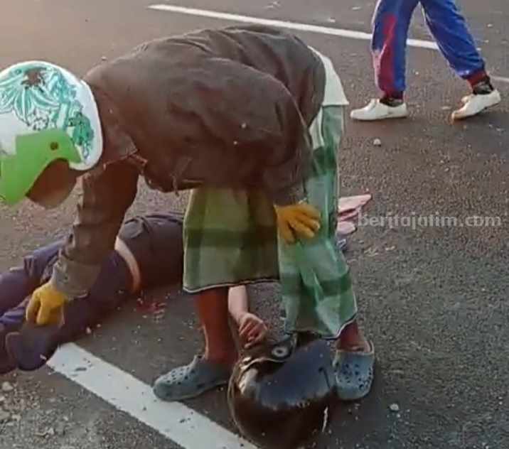 JLS Sampang Memakan Korban, Pemuda Tabrak Tiang Listrik Meninggal di TKP Potongan video kecelakaan di JLS Sampang (Foto: Zamachsari/beritajatim.com)