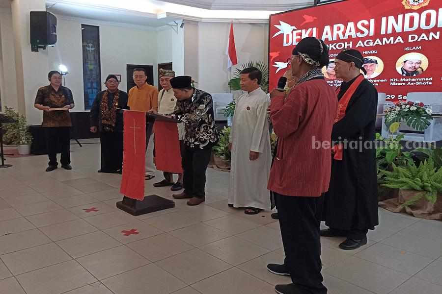 7 tokoh perwakilan agama di Indonesia saat menandatangani Deklarasi Indonesia Damai, Jumat (29/09/2023). (Foto/anggadia).