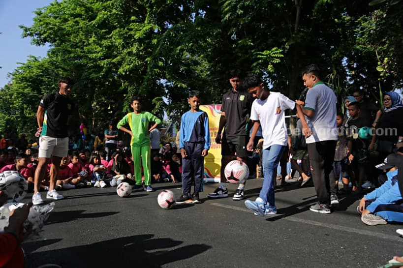 Pemkot Surabaya Adakan Roadshow U-17 Bersama Pemain Timnas dan Persebaya.