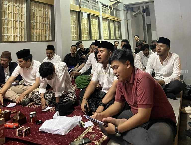 Puluhan mahasiswa ilmu politik Unair antusias ikuti Gapol Bersholawat.[foto/ademasrio].