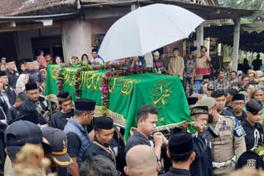 Jenazah Zainal Fanani saat tiba di rumah duka di Trenggalek. (Humas Polres Trenggalek)