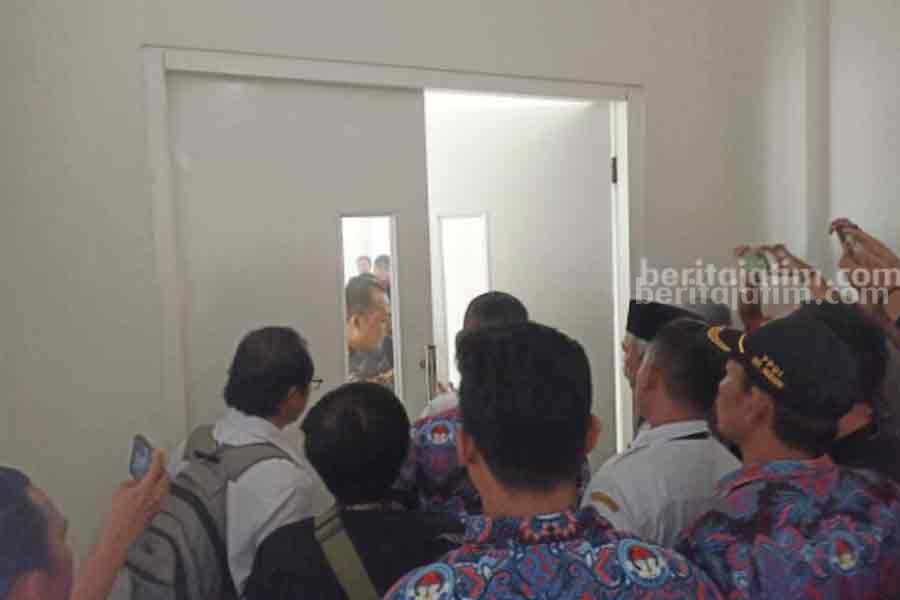 Kepala Desa dan Sekretaris Desa Saat Berusaha Masuk ke Ruang Paripurna DPRD Bojonegoro yang Dikunci.