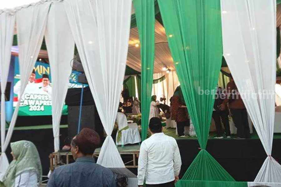 Deklarasi Amin di Sidoarjo Tanpa Kehadiran Anies-Muhaimin Ketua DPC PKB Sidoarjo H. Subandi mengamati acara dari bawah panggung