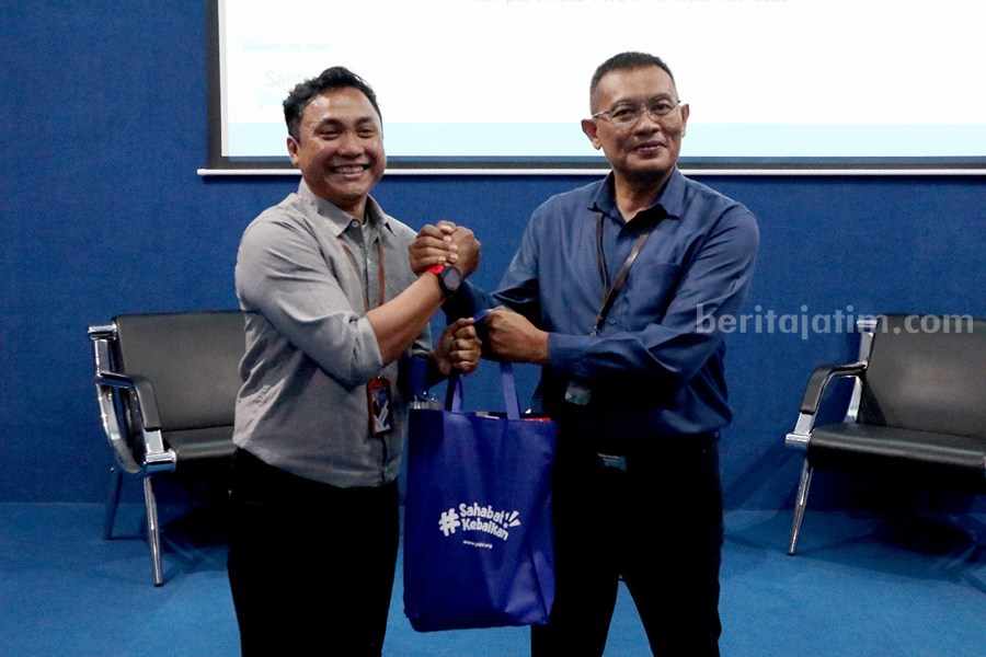 Dr. Jokhanan Kristiyono, ST., M.Med.Kom, Ketua Stikosa-AWS bersama Jauhari Sani, Direktur Yayasan Dana Sosial Al-Falah (YDSF) saat membuka acara workshop kreatif berjudul menulis dan memotret di media digital. (Foto/ist)