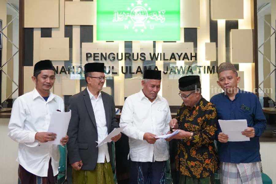 Tegas, Bahtsul Masail NU Jatim Nyatakan Yogurt Berbahan Karmin Haram dan Najis Penyerahan berkas hasil bahstul masa'il LBM NU Jawa Timur terkait bahan pewarna karmin. (NU Online Jatim)
