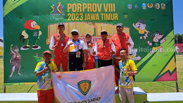 Kontingen Sumenep bersama atlet atletik peraih medali emas di Porprov Jatim (foto: KONI Sumenep)