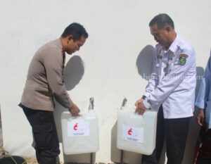 Kapolres Sumenep AKBP Edo Satya Kentriko dan Sekda Sumenep Edy Rasiyadi mencoba air bersih dari sumur bor