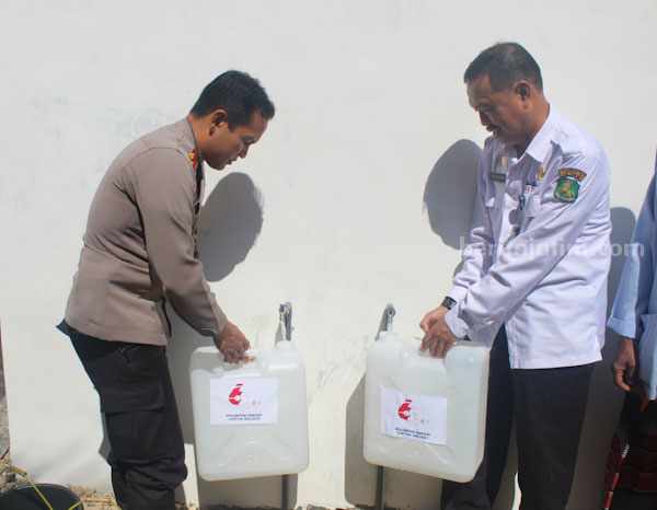 Kapolres Sumenep AKBP Edo Satya Kentriko dan Sekda Sumenep Edy Rasiyadi mencoba air bersih dari sumur bor
