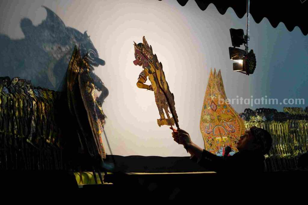 Lestarikan Seni dan Budaya, Warga Ring Satu Petrokimia Gresik Dihibur Wayang Kulit Pagelaran Wayang Kulit
