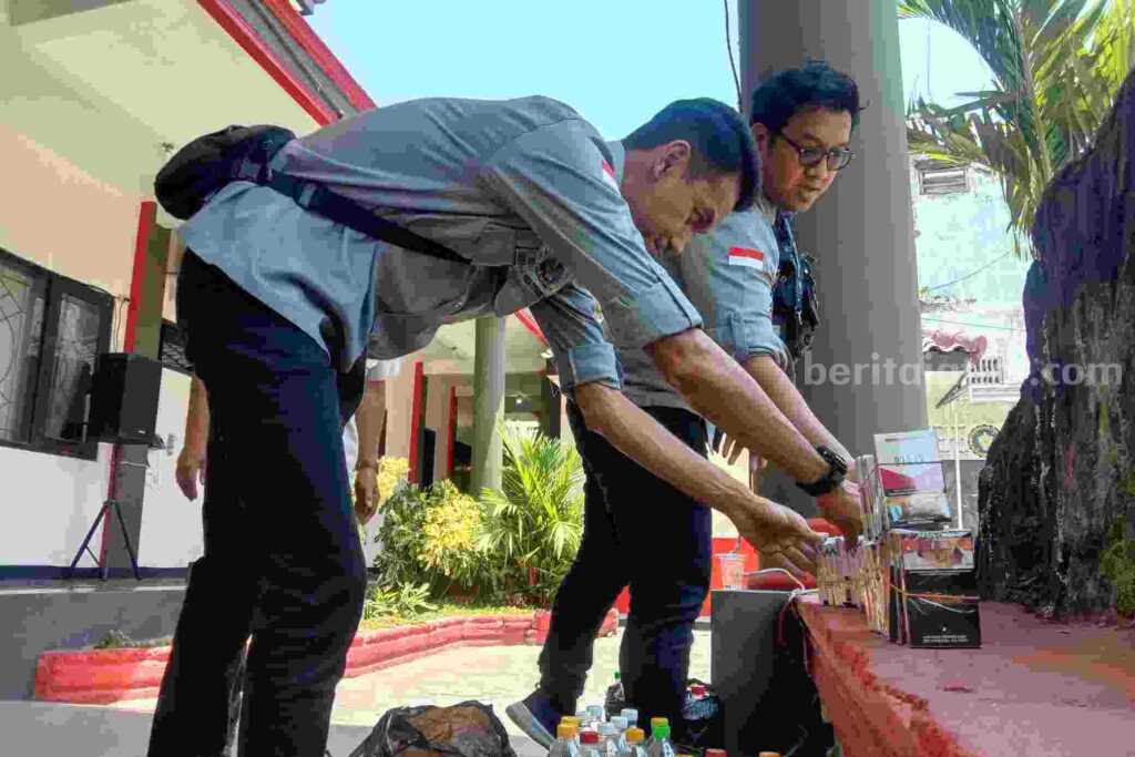 Petugas Bea Cukai Blitar menunjukkan bukti rokok ilegal yang disita.