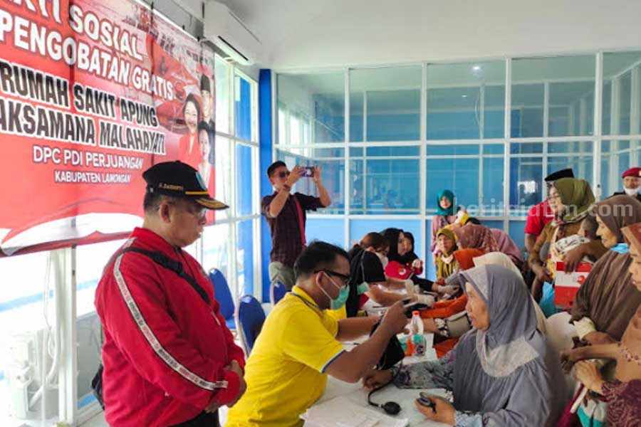 RS Apung Laksamana Malahayati Gelar Pengobatan Gratis di Lamongan, Diserbu Masyarakat Pesisir Ratusan warga Kecamatan Paciran dan Brondong, saat mengikuti pengobatan gratis RS Apung Laksamana Malahayati di ASDP Paciran Lamongan.