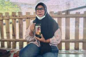 Rofiah perempuan di Sampang yang mengaku kehilangan anaknya (Foto: Zamachsari/beritajatim.com)