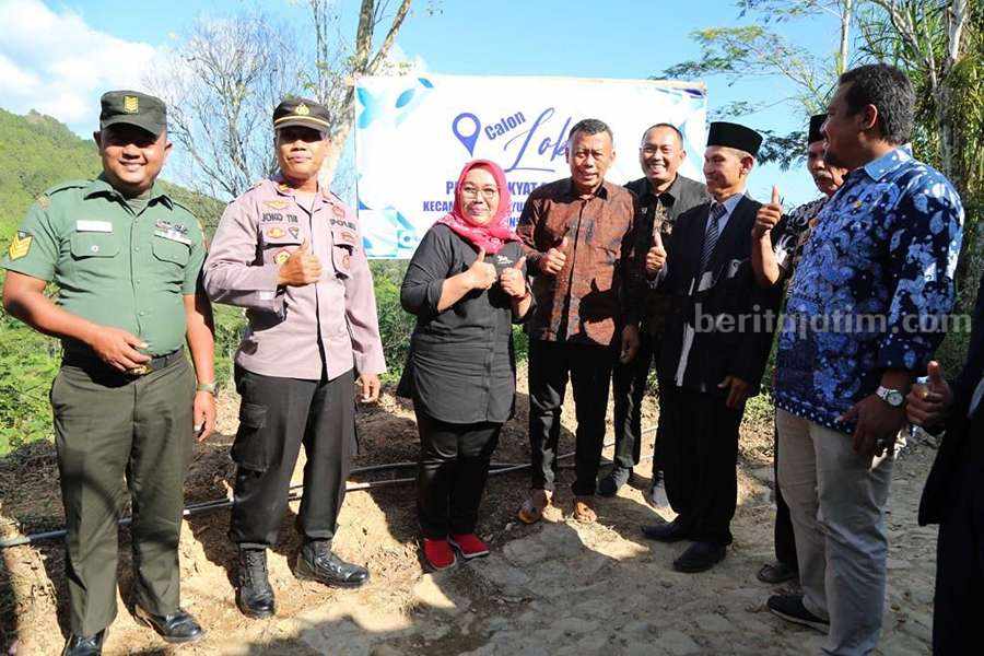 Bupati Sugiri Sancoko saat meninjau salah satu desa yang akan dimekarkan dengan beberapa pejabat forkopimca Ngrayun beberapa waktu lalu. (Foto/Istimewa)