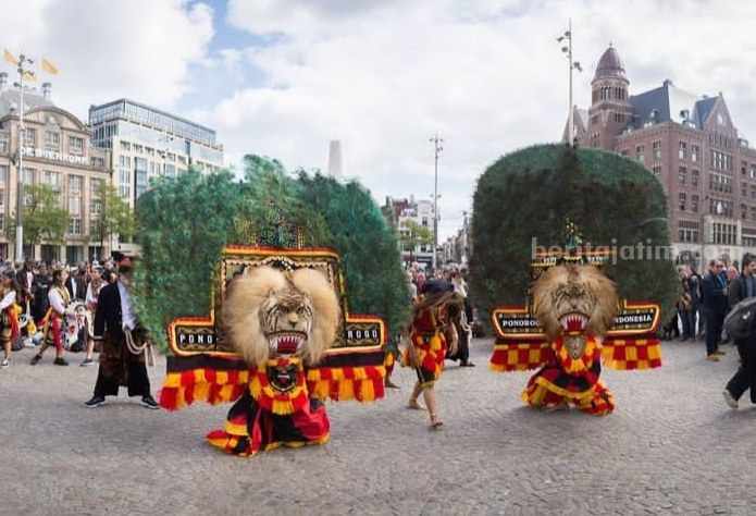 Benarkah Barongan Reog Terbuat Dari Kulit Harimau? Begini Penjelasan Bupati Ponorogo Potret dadak merak barongan. (Sumber foto: @indonesiaituhague)