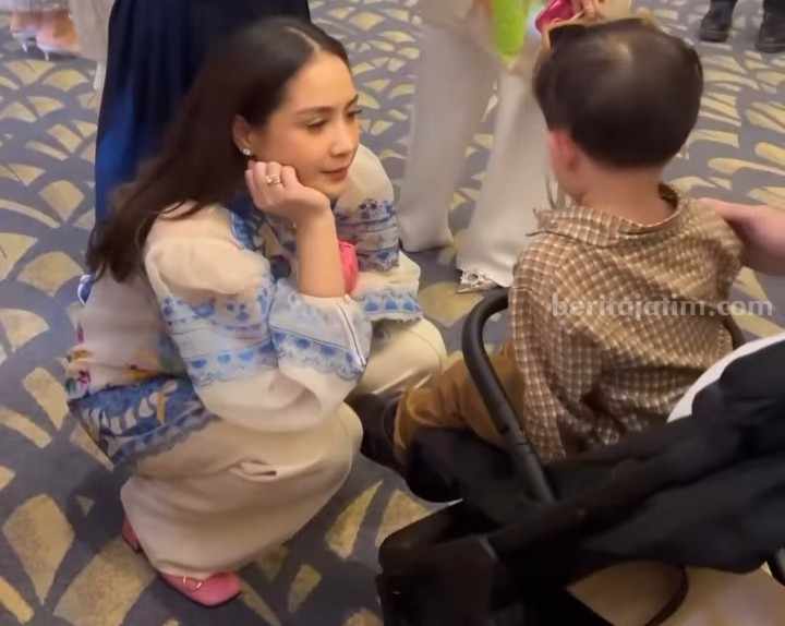 Nagita Slavina saat berada di acara 7 bulanan Aurel Hermansyah. (Instagram/@pecintaladygigi).